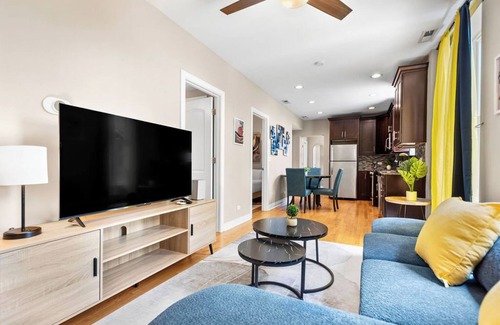 West Bucktown Apartment | The BuckLogan Nest, Sleeps 6, Walk to Blue Line