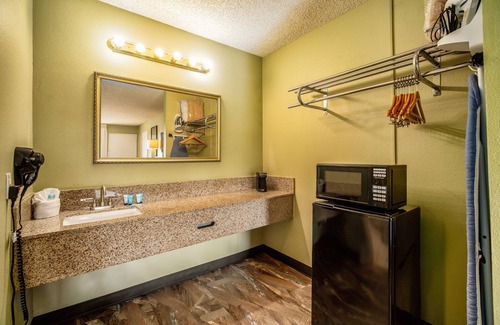Northwest Anaheim Hotel | The Buena Park Hotel & Suites