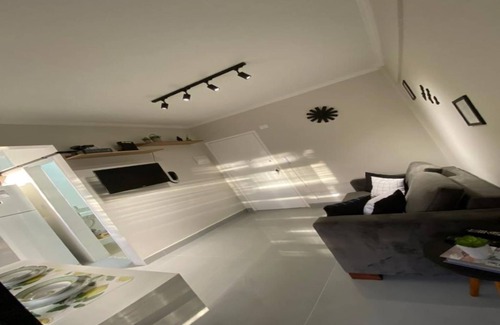 Itarare Apartment | The building faces the beach and the kitnet has a wide view of it.