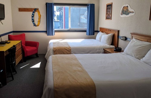 Silver Star Mountain Hotel | The Bulldog Silver Star - Standard Queen + Queen 1