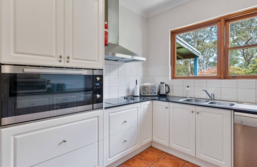 Bundanoon House | The Bundanoon Lakehouse - Amazing home with private lake