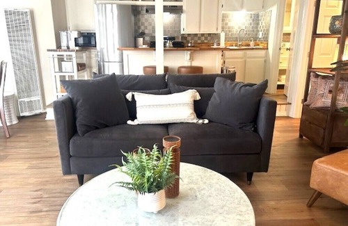 East Side Costa Mesa House | The Bungalow: charming 1-bedroom townhome near Newport Beach