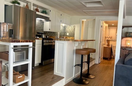 East Side Costa Mesa House | The Bungalow: charming 1-bedroom townhome near Newport Beach