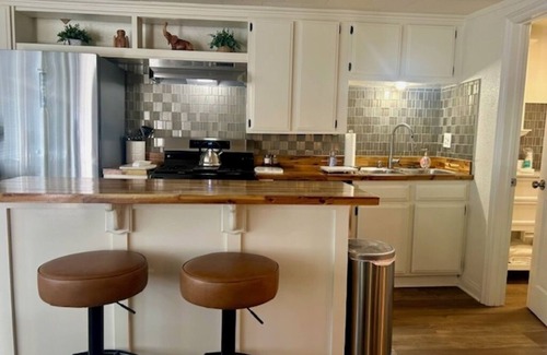 East Side Costa Mesa House | The Bungalow: charming 1-bedroom townhome near Newport Beach