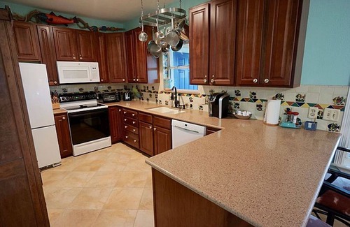 Port O Connor House | THE BUNGALOW-DELIGHTFUL GETAWAY FOR 7-10 FOLKS WITH STOCKED POND AND COOL DECK.