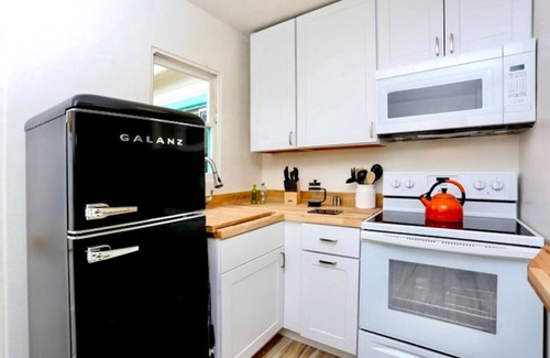 Village of La Jolla Apartment | The Bungalow | Vintage Beach Gem | Huge Yard