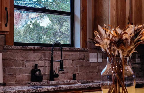 Orderville Cabin | The Bunkhouse | Zion & Bryce | Hot Tub | Fire Pit