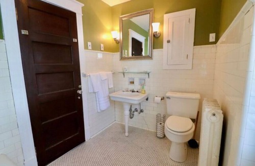 Downtown Niagara Falls Bed & Breakfast | The Burd Room w/queen bed