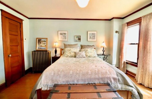 Downtown Niagara Falls Bed & Breakfast | The Burd Room w/queen bed