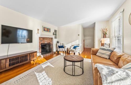 Lagoon Heights House | The Burkeshire Manor - Charming Family Home