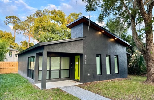 Sanford House | The Butterfly House: with sauna and fully-fenced yard