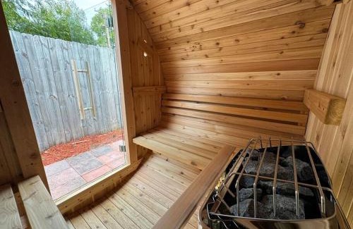 Sanford House | The Butterfly House - with sauna