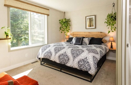 Mount Currie Bed & Breakfast | The Cabin at Sweetwater Lane Farm