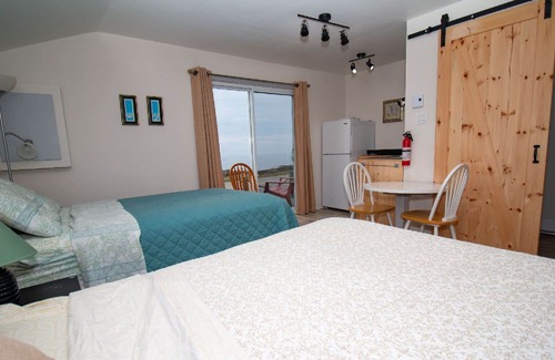 Pointe-au-Pere Ski Chalet | The Cabines du Phare are located in Rimouski by the sea. They are composed of te
