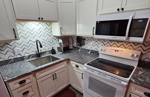 Holly Apartment | The Caboose - Cozy space, steps from downtown