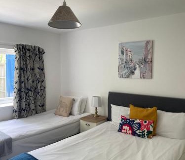 Cambridge House | The Cambridge Suites - Tas Accommodations
