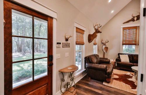 Statesboro House | The Camellia Cottage - private family space