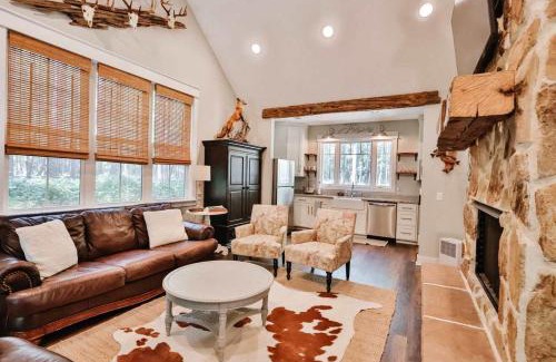 Statesboro House | The Camellia Cottage - private family space