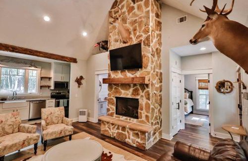 Statesboro House | The Camellia Cottage - private family space