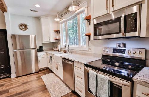 Statesboro House | The Camellia Cottage - private family space