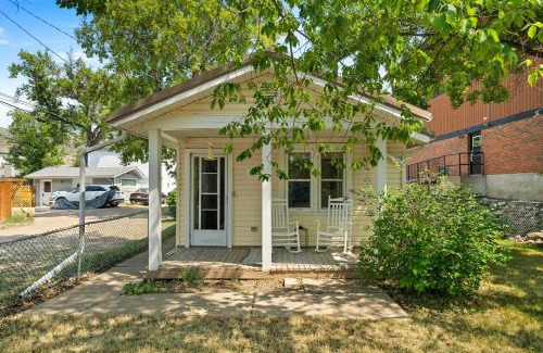 Drumheller House | The Canary 2BR Gem in Downtown Drumheller