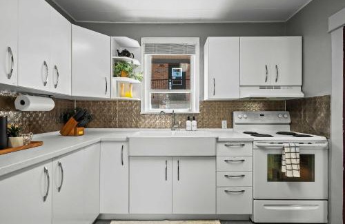Drumheller House | The Canary 2BR Gem in Downtown Drumheller
