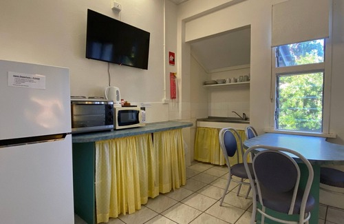 Arcadia Apartment | The Captain's Manor on Cook 9 - Compact, affordable and just minutes to Alma Bay