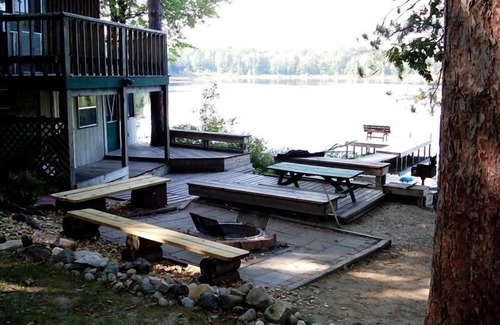 Barryton Cabin | The Card's Nest Rental Cabin on Lake in Wooded Area