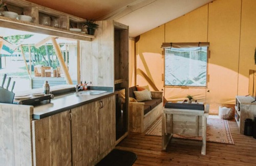 Flag Pond Cabin | The Carlton Lodge Unit 4 - Glamping Retro