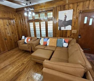 Downtown Baltimore Villa | The Carraige House of Mount Vernon