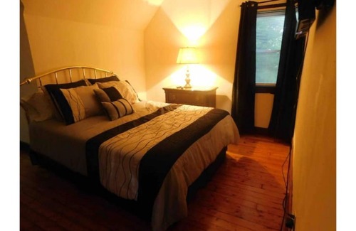 Downtown Toledo House | The Carriage House at bookmymansion1.com