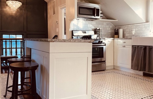 Catonsville Cottage | The Carriage House at Historic Belle Grove Manor