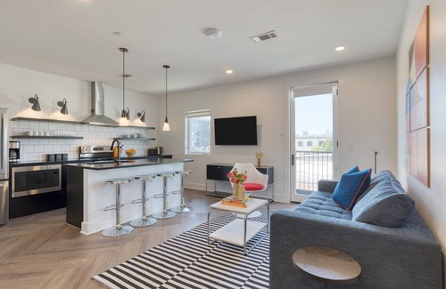 Historic Edgefield Apartment | The Carter 503 by Avantstay Mins to Downtown