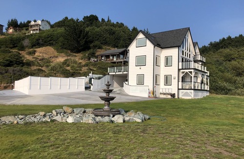 Shelter Cove Apartment | The Castle Inn of the Lost Coast -The Knight Suite #1