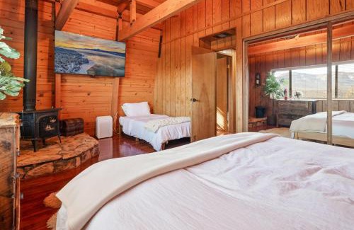 Whispering Forest House | The Cedar Bear Lodge, Jacuzzi with an Outdoor Patio & BBQ