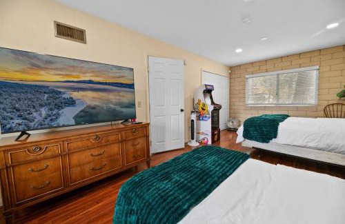 Whispering Forest House | The Cedar Bear Lodge, Jacuzzi with an Outdoor Patio & BBQ