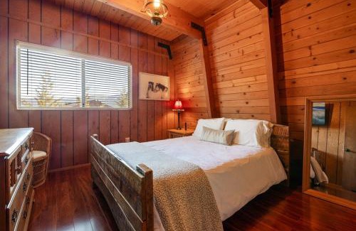 Whispering Forest House | The Cedar Bear Lodge, Jacuzzi with an Outdoor Patio & BBQ