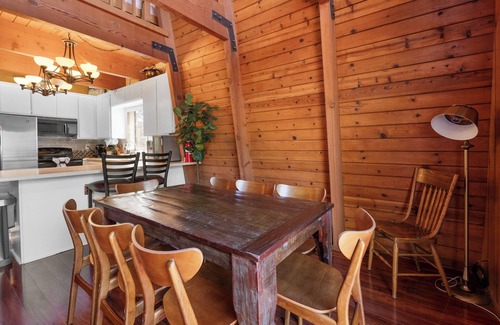 Whispering Forest Cabin | The Cedar Bear Lodge + Jacuzzi + Outdoor Patio/BBQ