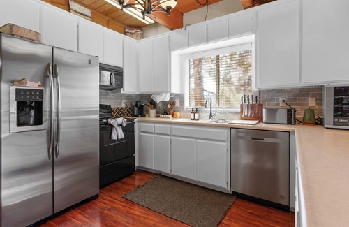 Whispering Forest Cabin | The Cedar Bear Lodge + Jacuzzi + Outdoor Patio/BBQ