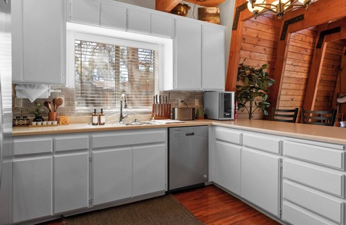 Whispering Forest Cabin | The Cedar Bear Lodge + Jacuzzi + Outdoor Patio/BBQ