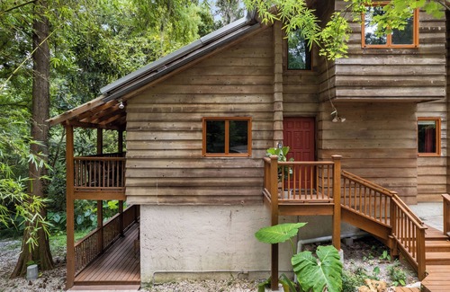 Gainesville House | The Chalet, a charming 3-bedroom Chalet located in Gainesville, FL