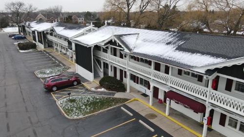 Mequon Hotel | The Chalet Motel