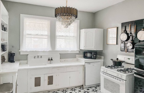 Evergreen House | The Chandelier House + Loft of Midtown - Near It All!