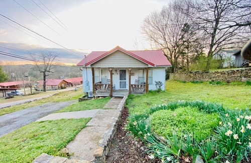 Mountain View House | The Chandler House, 211 N Peabody Ave, Moutain View, Ar. 72560