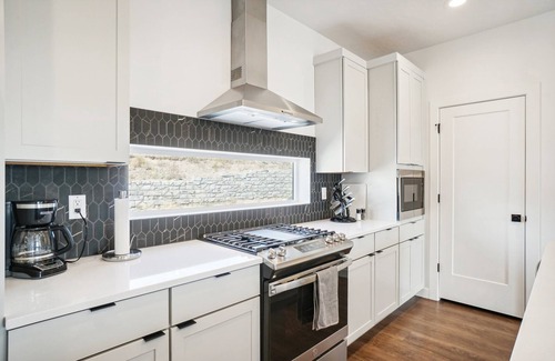 Mountain Green House | The Charleston near Snowbasin - 2 Kings and a Queen, fast wifi in Mt Green