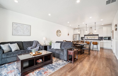 Mountain Green House | The Charleston near Snowbasin - 2 Kings and a Queen, fast wifi in Mt Green