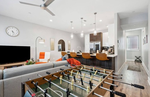 Fort Worth House | The Charm :2BD In the Heart of Magnolia & Stylish!