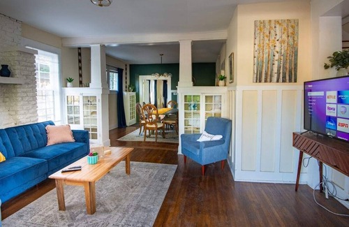 Glen Iris House | The Charmer at Glen Iris- Sleeps 14 -Serene Stays
