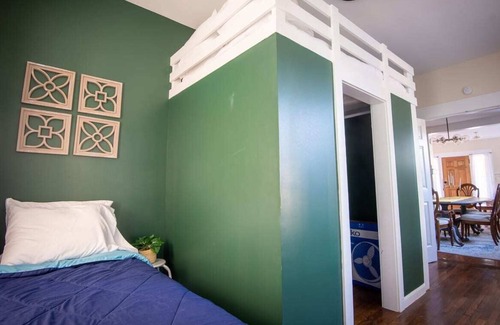 Glen Iris House | The Charmer at Glen Iris- Sleeps 14 -Serene Stays