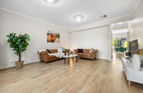 Largs North House | The Charming Living 3BR Townhouse Perfect Vacation